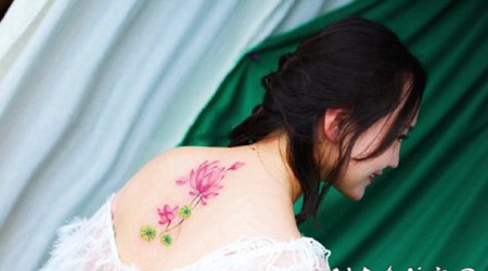 女生的粉色系小花花纹身图片