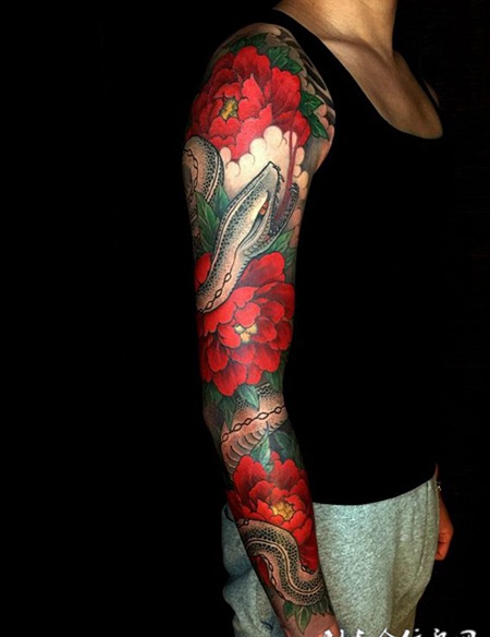 花下之蛇，色彩艳丽的鲜花与蛇花臂纹身