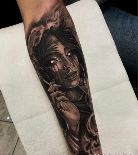 包臂女郎纹身 黑灰色的包臂女郎纹身作品图片