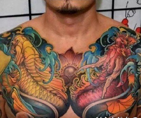 男士花胸纹身 传统风格的男性花胸纹身作品图片