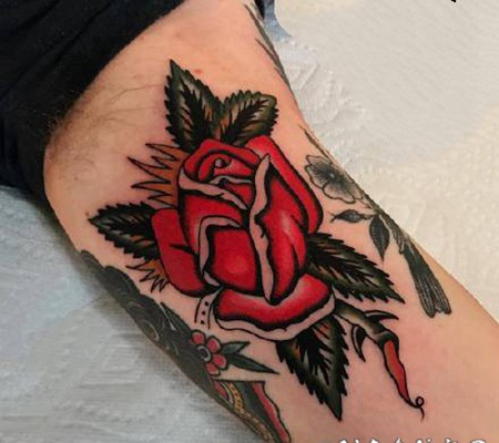 红色调oldschool风格的1纹身图片欣赏