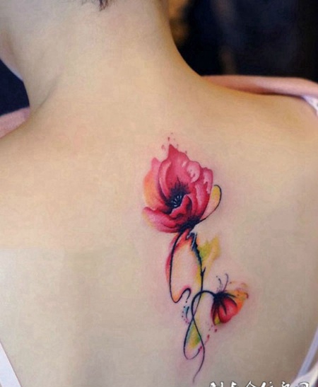 过分的美丽，后背罂粟花彩绘纹身