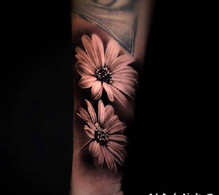 手臂上的黑灰色的写实纹身作品