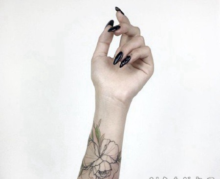 小清新的女生黑白素花纹身图片