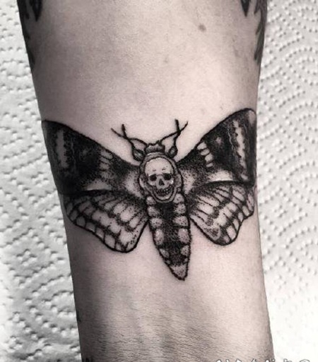 1黑灰色的点刺纹身图片