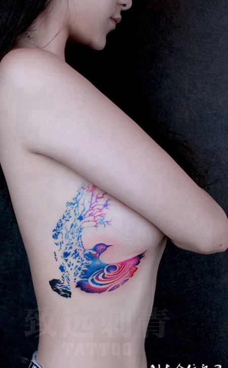 展翅翱翔，美女侧胸星空飞鸟彩绘纹身
