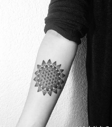 小臂位置的点刺黑灰色纹身作品欣赏