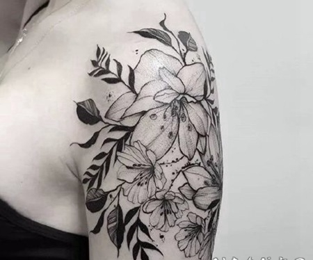 大臂素花纹身 女士的大臂黑灰花朵植物纹身图案