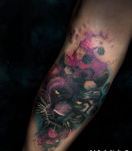 胳膊小臂上的暗色水彩纹身图片