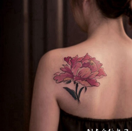 傲世而独立，后背牡丹花彩绘纹身