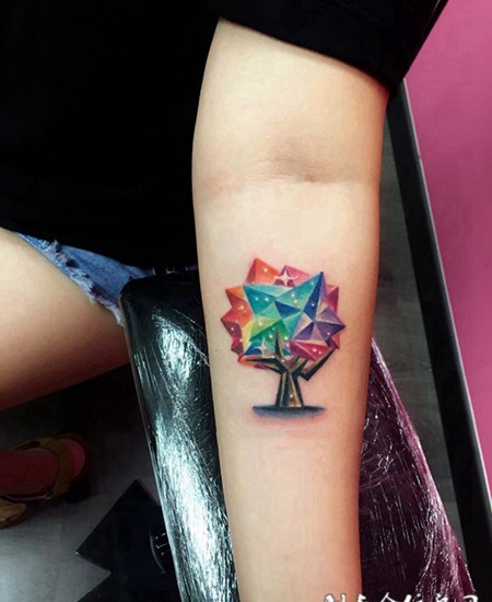 水晶之树，手臂色彩艳丽的大树个性纹身