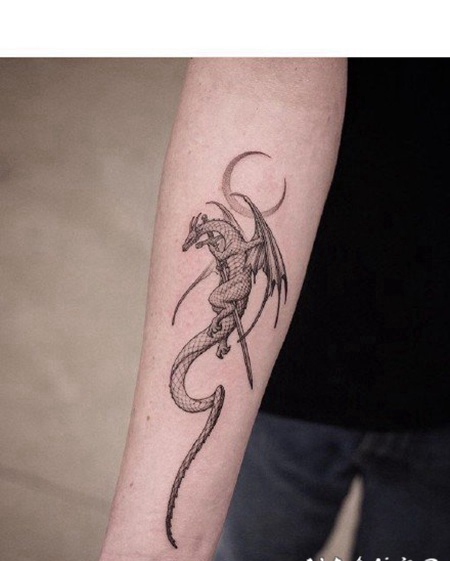 带翅膀的黑灰小龙纹身图片