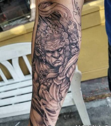 帅气包臂纹身 传统风格的包小臂和包小腿的纹身作品