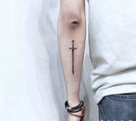 小剑纹身 黑灰色的小剑纹身图案