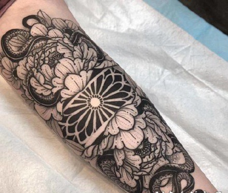 黑灰包小臂纹身 1好看的包手臂黑灰纹身图案