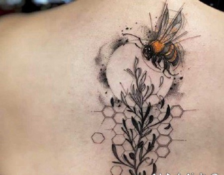 小蜜蜂纹身 昆虫小蜜蜂的纹身图片作品