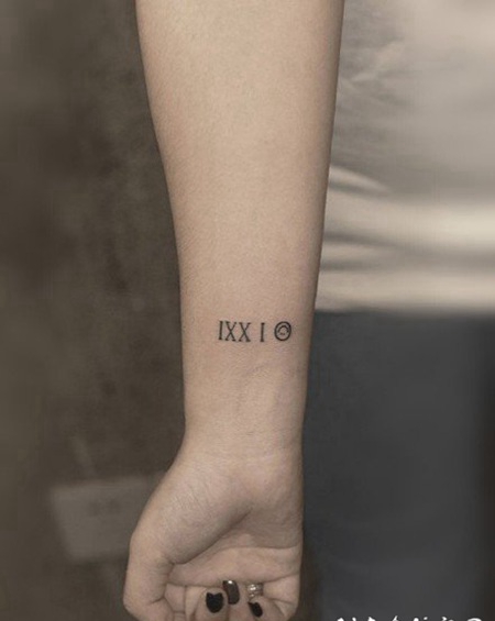 简约手腕小纹身 手腕处不显眼的小清新纹身图片