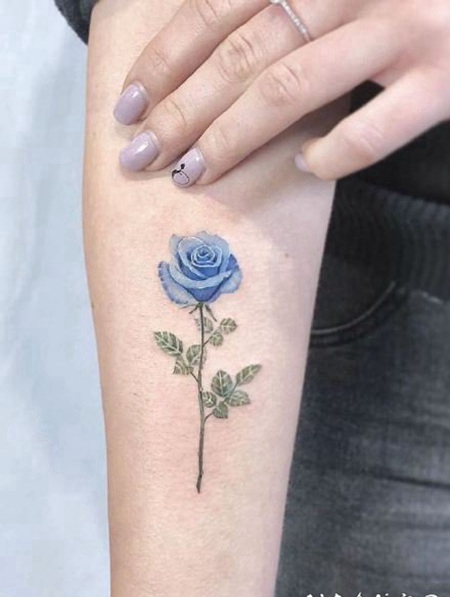 简约小清新的2小花纹身图片