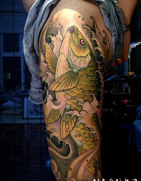 金色锦鲤，大腿鲤鱼彩绘纹身图案