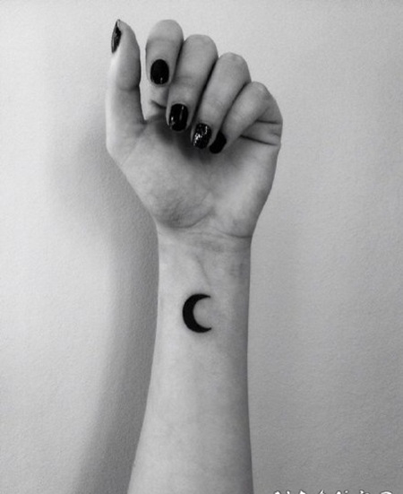 极简风格的手腕小纹身图片