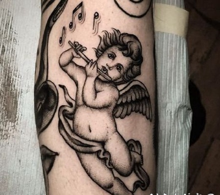 纹身小天使-黑灰色的西方小天使纹身图案