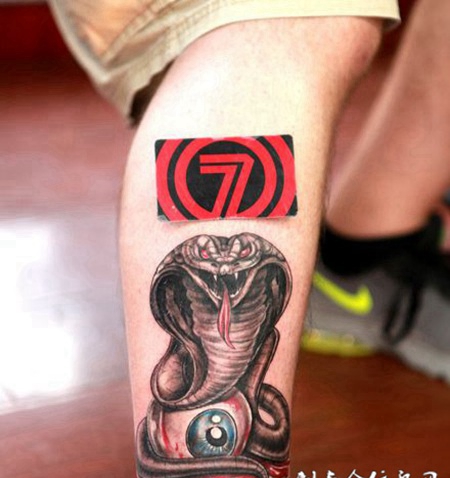 蛇魔吐信，小腿眼镜蛇彩绘纹身图案