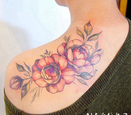 鲜花配绿叶，惟妙惟肖，后背花纹刺青