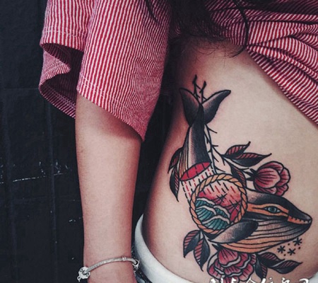 自由快乐的小鱼儿，腹部彩绘鱼纹身
