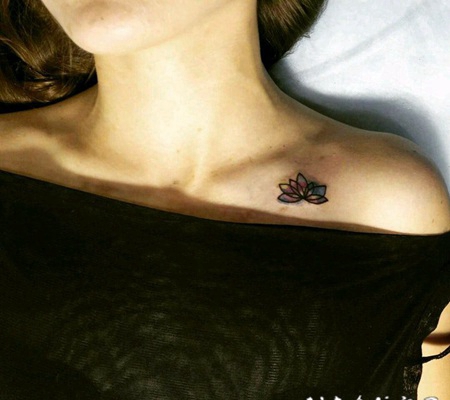 锁骨纹身女 性感而又迷人的女生锁骨纹身图案