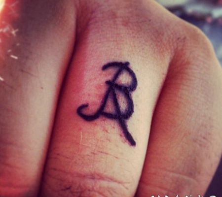 手指纹身图 简单却不失创意的手指纹身图案