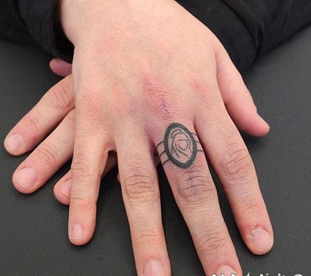戒指纹身图案 黑灰色调的手指上小清新戒指纹身图案