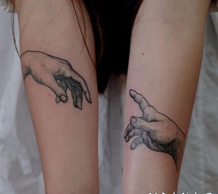 创意的两只手纹身图案