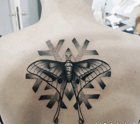 纹身雪花 明净而又皎洁的雪花纹身图案