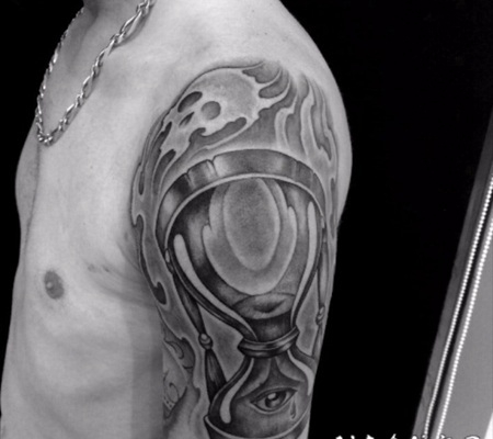 纹身沙漏 记录时间流逝的沙漏纹身图案