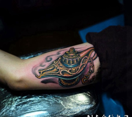 阿拉丁神灯，手臂个性十足的卡通彩绘纹身