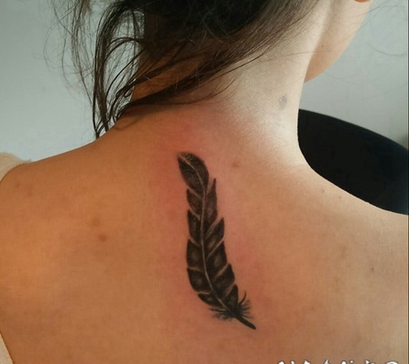羽毛纹身图 轻柔而又唯美的羽毛纹身图案