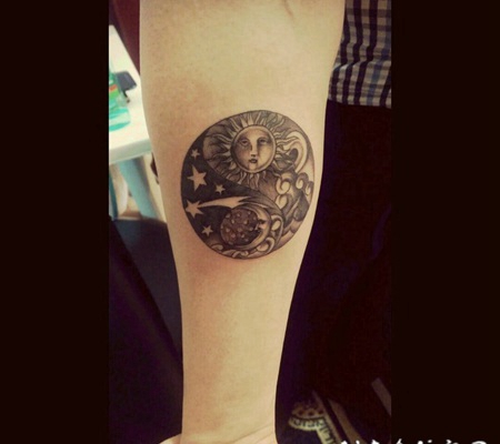 太阳和月亮纹身图案 闪亮而又耀眼的日月主题纹身图案