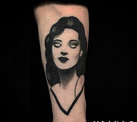 纹身图人物图片 个性而又不失时尚感的黑灰人物纹身图案