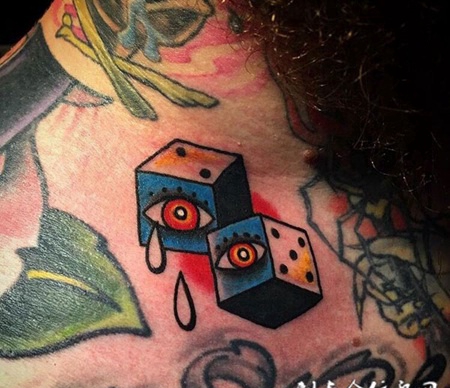 哭泣的眼泪，个性十足的骰子泪眼彩绘纹身