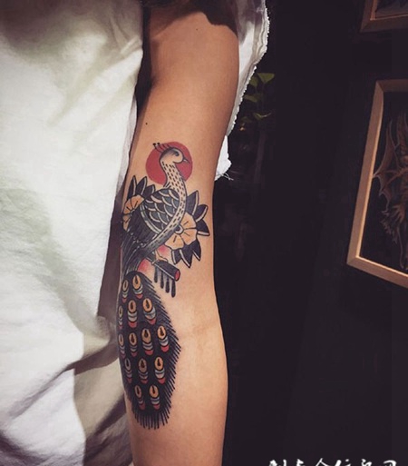神鸟世无双，手臂漂亮的孔雀彩绘纹身