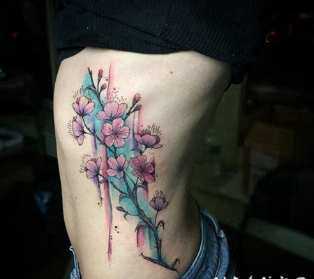 梅花纹身图案 彩绘纹身枯树枝的梅花纹身图案