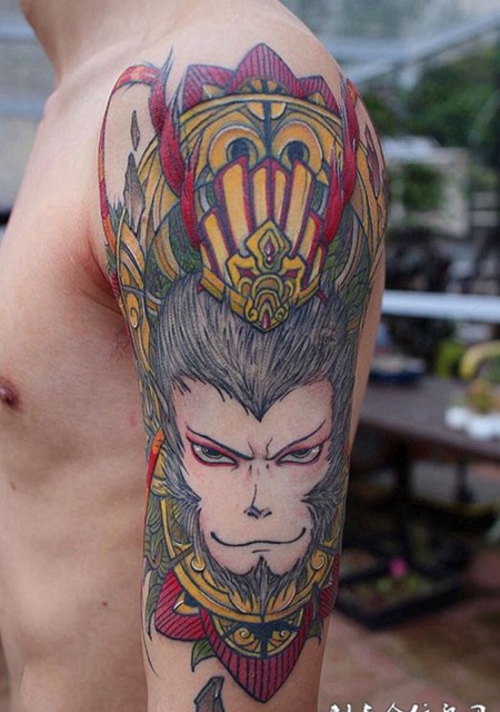 目光如火心似箭，手臂斗战胜佛彩绘纹身