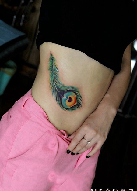 芳情雀艳孔雀翎，腰部鲜艳的孔雀羽翎纹身图案
