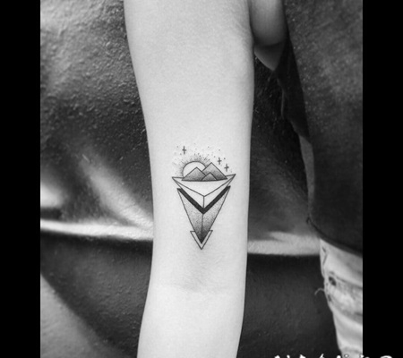 小山峰纹身 黑色色调连云迭嶂的山峰纹身图案