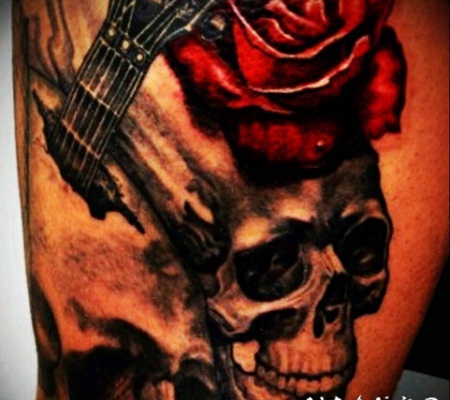 纹身红色花 娇艳而又色彩绚丽的红色花朵纹身图案