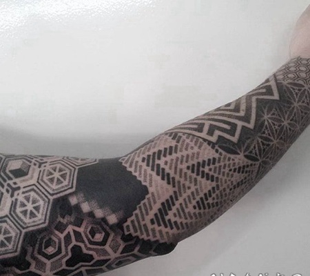 纹身黑色 色调沉闷而又不失个性的黑色纹身图案