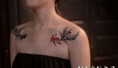 鱼弄扁舟美人肩，美女披肩双鱼水墨纹身