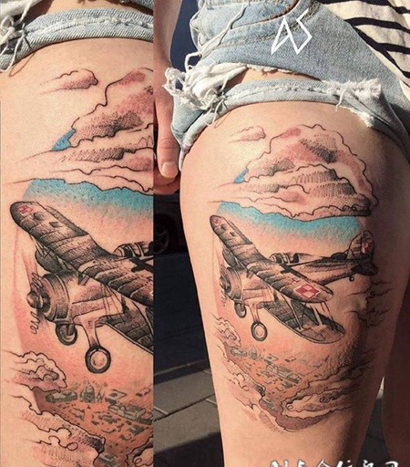 冲上云霄，大腿彩绘飞机创意纹身