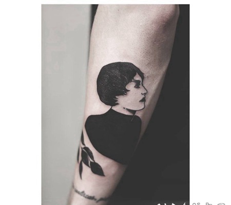 纹身人物图片 神采奕奕的人物肖像素描写实纹身图案