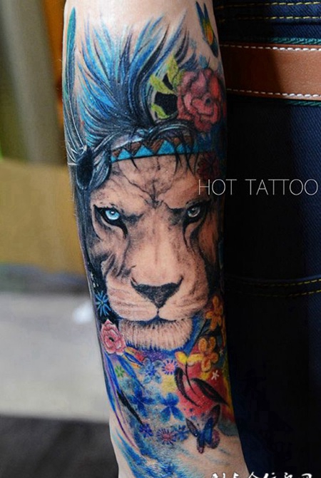 缤纷狮王心，手臂色彩艳丽的狮子与鲜花纹身